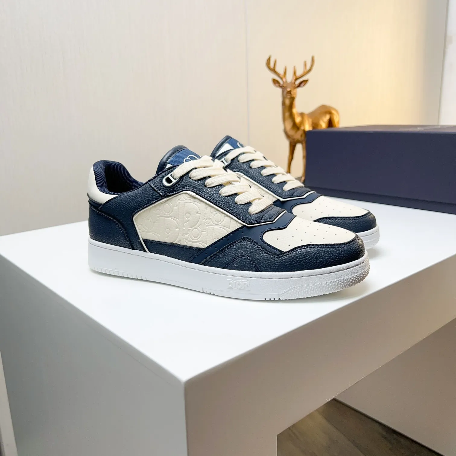 Men's Men's Shoes 💰400 [New] 🦩🦩Dior - Low-top sneakers 2025 spring men's collection new arrivals [Celebrate][Celebrate][Celebrate], reinterpret the basketball shoe design and become a classic Dior item [Strong][Strong][Strong], crafted in black and cream white smooth cowhide with beige suede, leather display on the side The CD logo, tongue, sole and back side are decorated with various distinctive details to enhance the style[666][666], while eyelet details, topstitching and rubber panels highlight the dynamic charm of its athletic style[strong][strong][strong]. It has a two-color rubber sole, which can be matched with various clothing to create a refined look. Size: 38 to 44 (45 can be customized